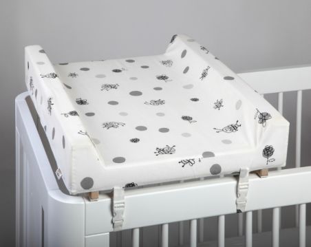 Pārtinamā virsma ar cieto apakšu paredzēta novietošanai uz gultiņas Bee
