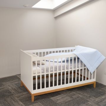 Zīdaiņu gulta Scandic 70x140 izgatavota Latvijā no masīva ozola un mdf