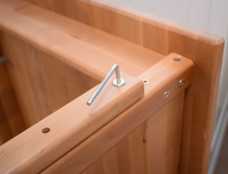 Koka galds regulējams no melnalkšņa masīva ir izgatavota Latvijā, mēbeles